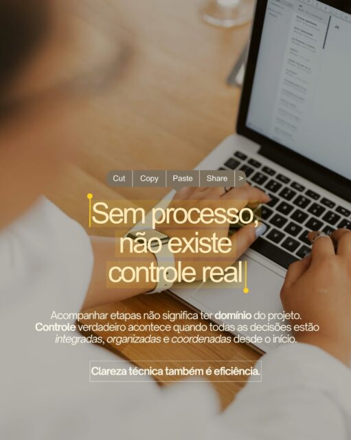 Muita gente associa controle apenas com acompanhamento. Mas acompanhar um processo desorganizado não significa ter domínio sobre ele.
Controle real começa antes: na organização das informações, na clareza das decisões e na integração entre todas as disciplinas envolvidas. Quando cada etapa funciona de forma isolada, as decisões ficam mais lentas, os ajustes aumentam e a previsibilidade diminui.
Por isso, gestão integrada não é excesso de processo. É o que permite que projetos complexos avancem com mais clareza, eficiência e segurança técnica.
No final, controle não é reação constante. É organização estratégica.
Seu processo hoje gera clareza ou retrabalho?